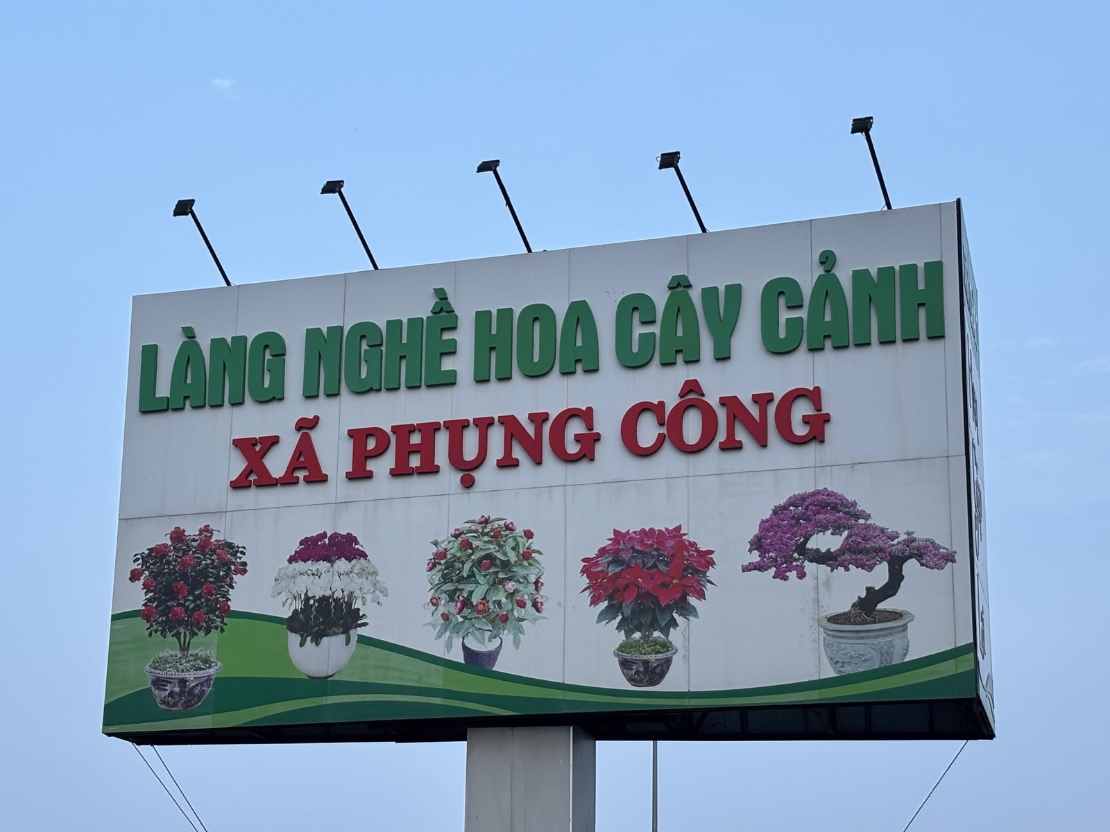 Biển làng nghề hoa cây cảnh xã Phụng Công